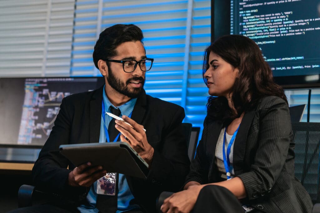 Cowowrkers-discuss-best-pactices-for-their-IT-Client