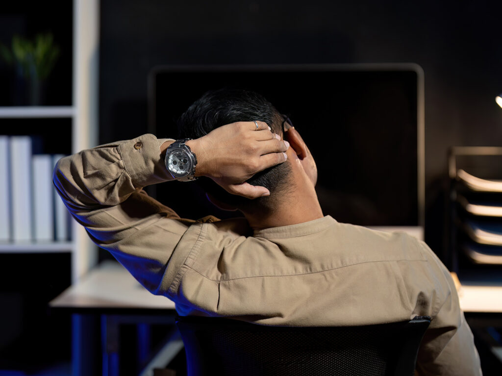 Employee-at-dark-computer-waiting-for-power-to-come-back