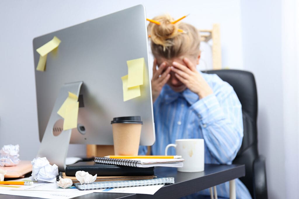 Female-Employee-Overwhelmed-and-burnt-out
