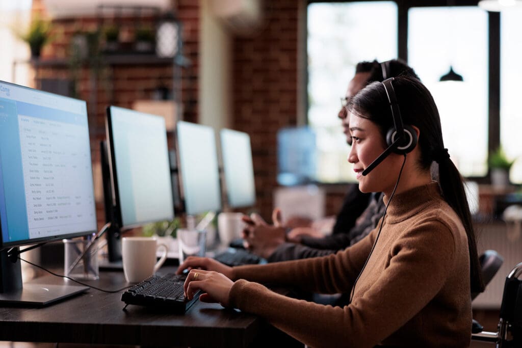 Tech Support Specialists helps business over the phone with live call