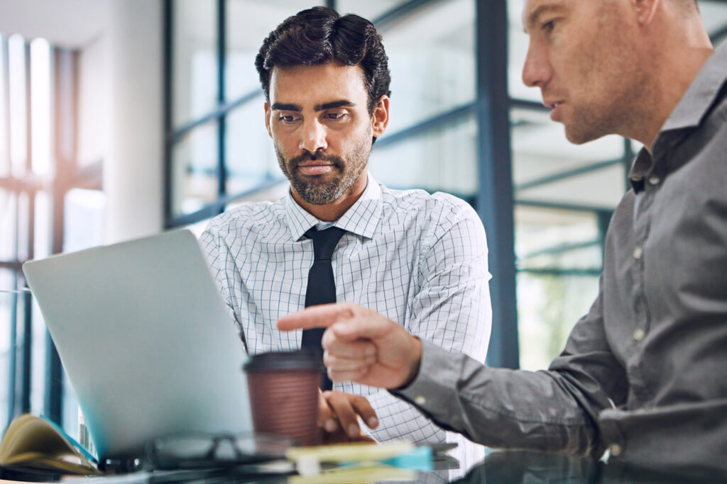 employee-reporting-a-caught-phishing-scam-to-his-manager-so-they-can-protect-other-employees
