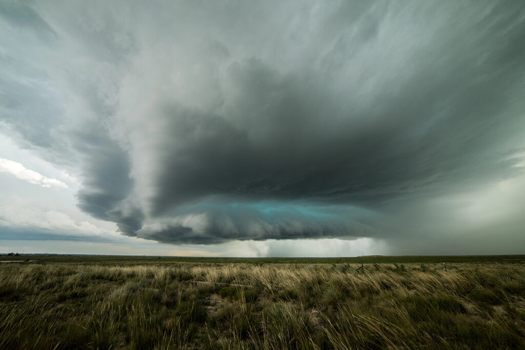 massive-supercell-creeping-towards-town
